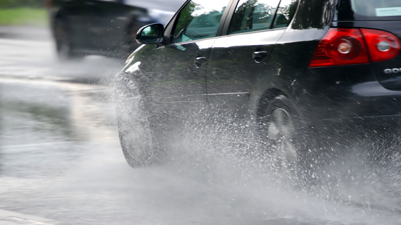 نصائح إحرص على مراعاتها عند قيادة السيارة أثناء هطول الأمطار