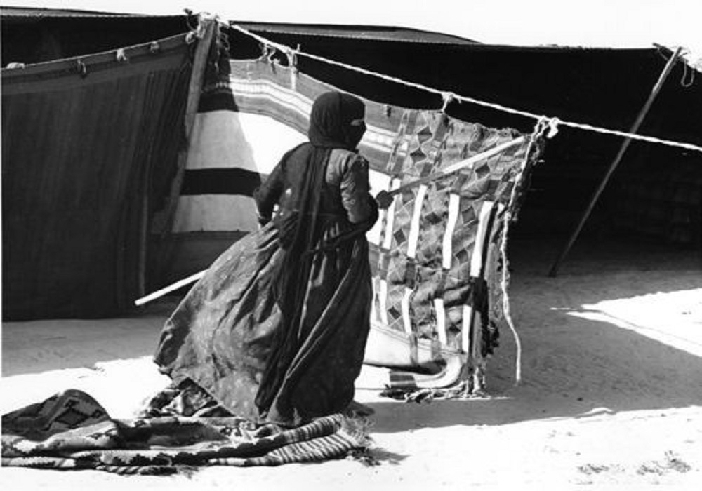 أجمل الصور القديمة التي وثقت دور المرأة في بناء الخيمة