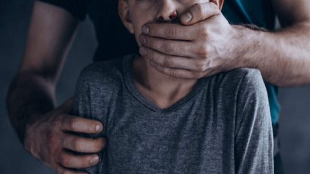 رجلان يعتديان جنسيًا على طفل تحت تأثير المخدرات