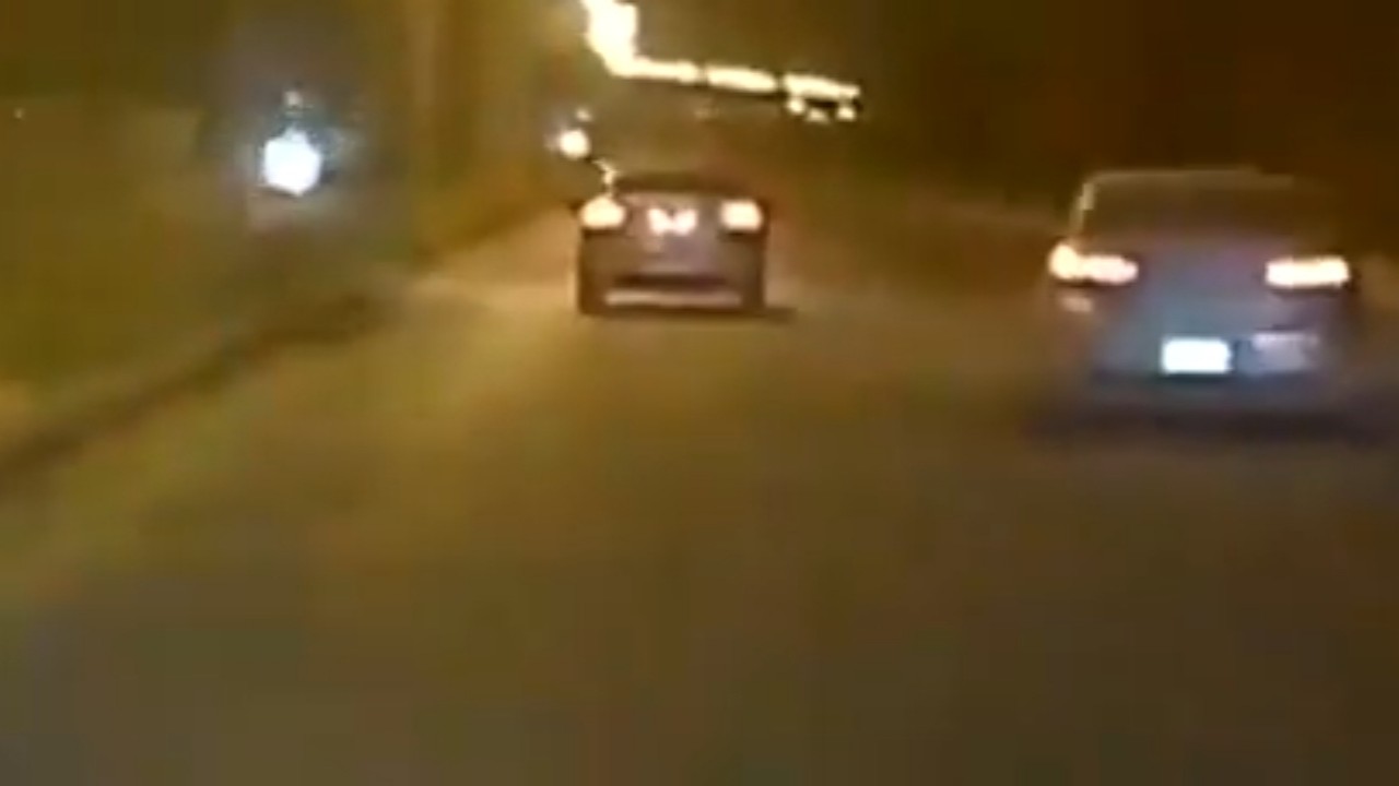 بالفيديو.. لحظة فقدان قائد مركبة السيطرة عليها على أحد الطرق