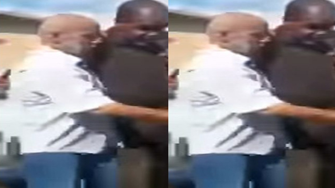 بالفيديو..لحظة وفاة القائد بالجيش الليبي ونيس بوخمادة خلال إلقاء كلمة