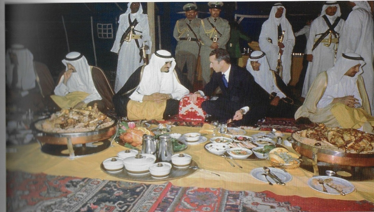 شاهد.. صورة تاريخية للملك خالد بن عبدالعزيز خلال مأدبة عشاء مع ملك بلجيكا