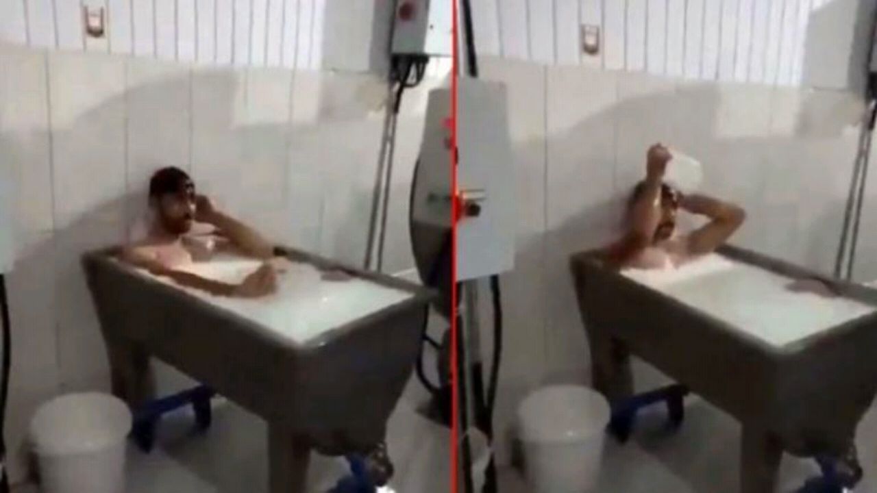بالفيديو.. عامل بمصنع ألبان تركي يقوم بالاستحمام بالحليب