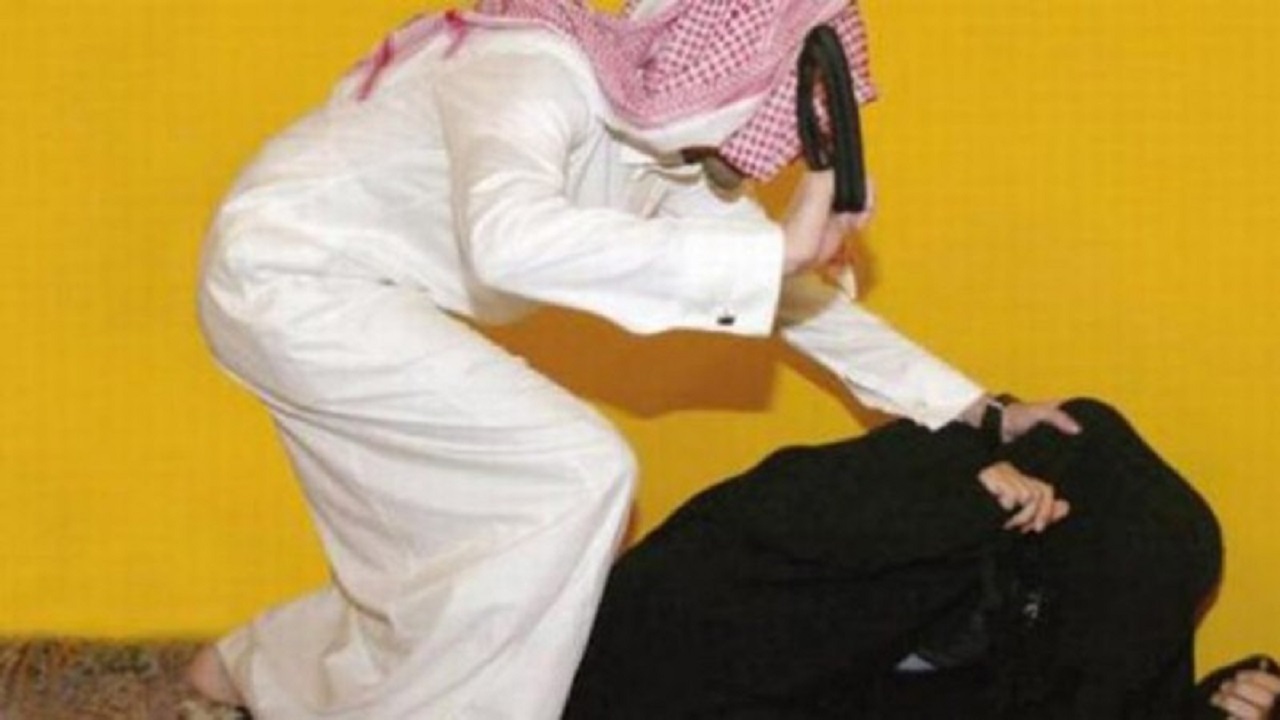 أب يعنف بناته في مكة المكرمة