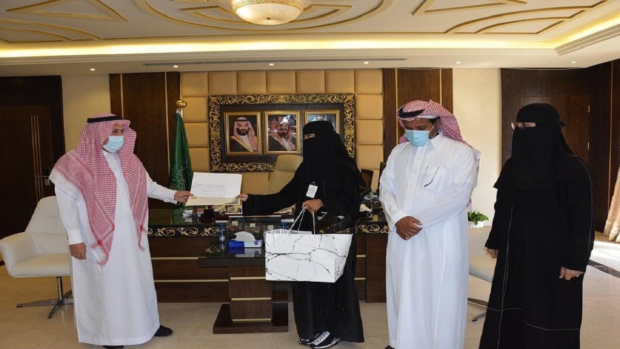 مدير عام تعليم الرياض يكرم عددا من المبدعات والمتميزات في الرياض