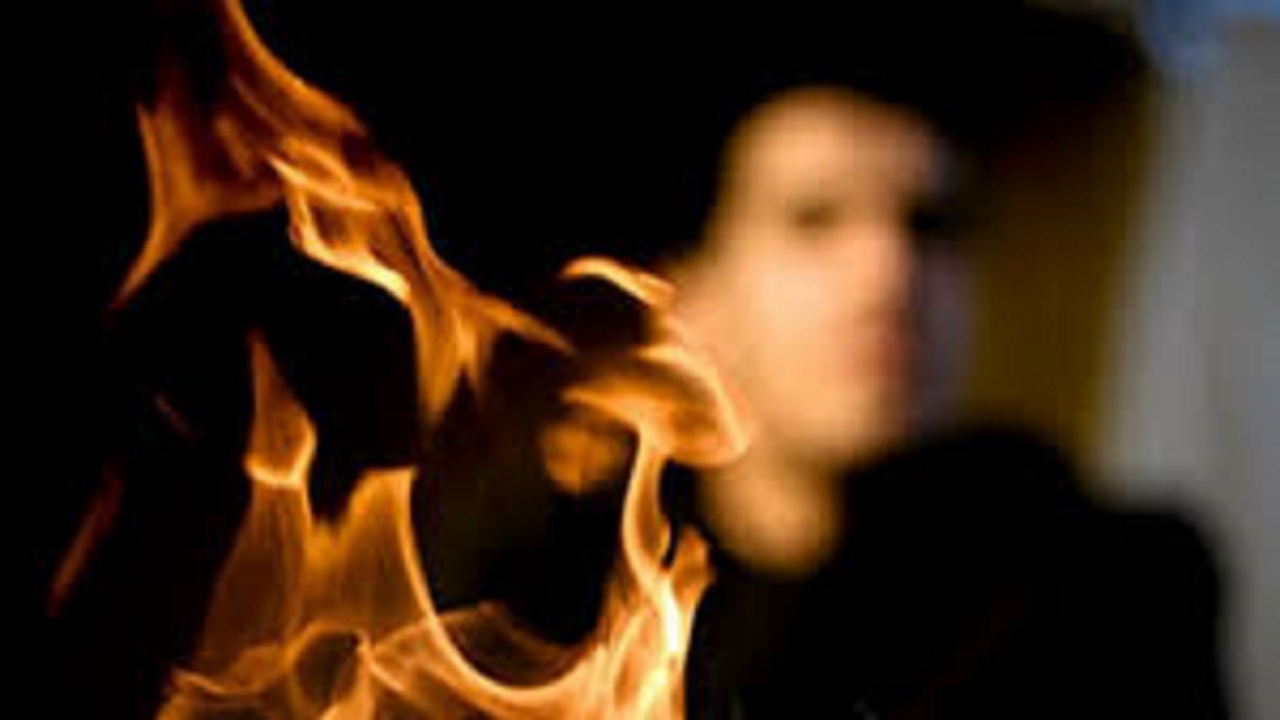 رجل يشعل النيران في عامل لديه بعد مطالبته بأجره!