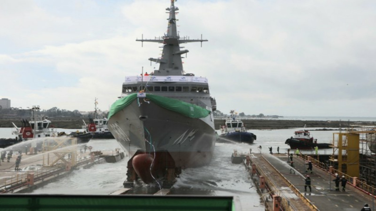 بالصور.. تعويم سفينة جلالة الملك الدرعية ثاني سفن مشروع السروات  