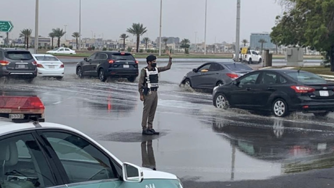 بالصور.. رجال المرور ينظمون حركة المركبات على طرق جدة أثناء هطول الأمطار