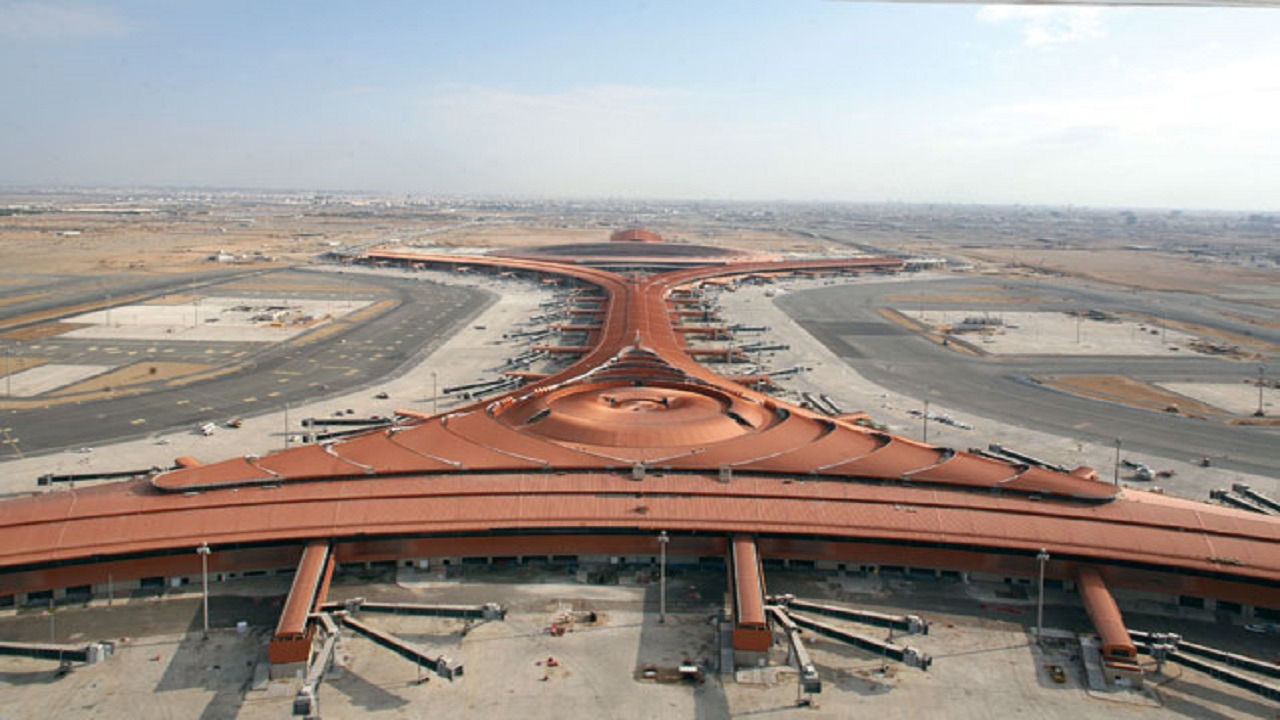 مطار الملك عبدالعزيز يؤكد عدم تأثر رحلات الطيران بالأجواء الممطرة