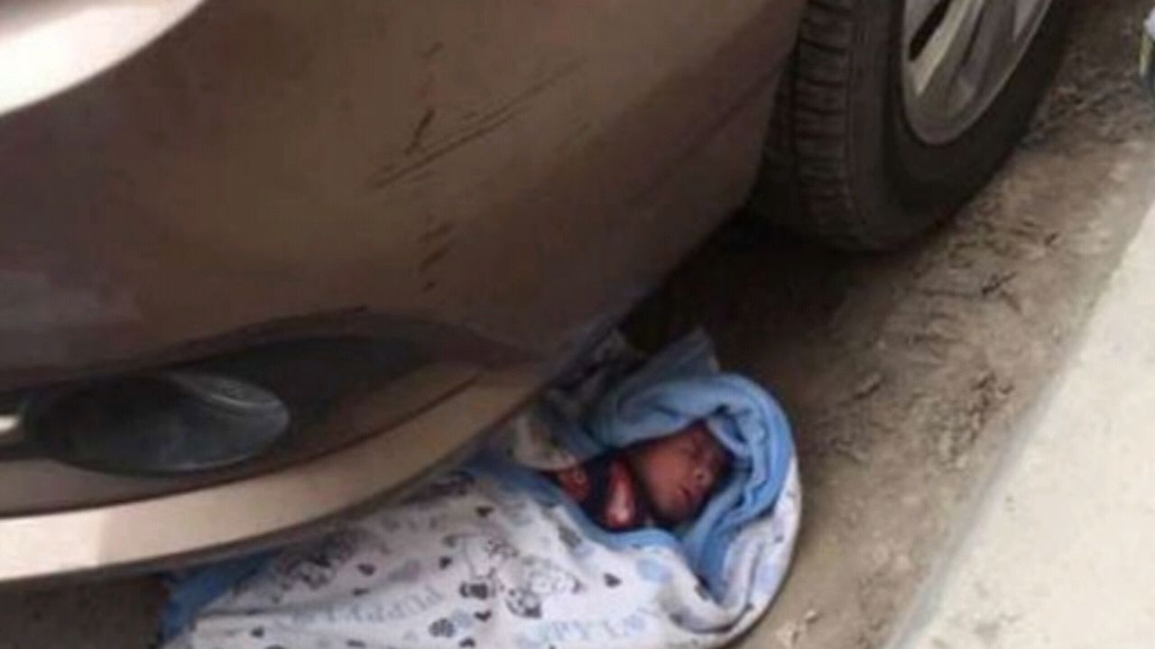 سيدة تلقي بطفلها الرضيع تحت عجلات سيارة