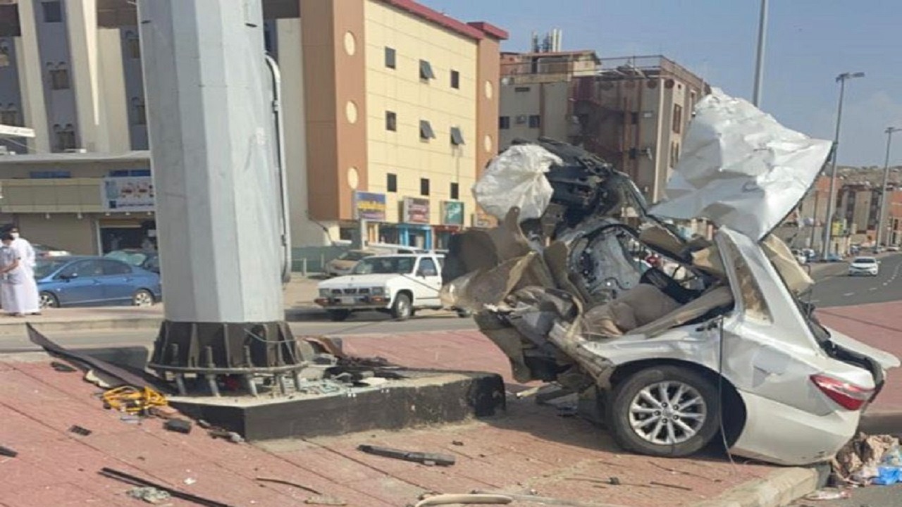 كشف تفاصيل حادث انشطار مركبة لنصفين في مكة