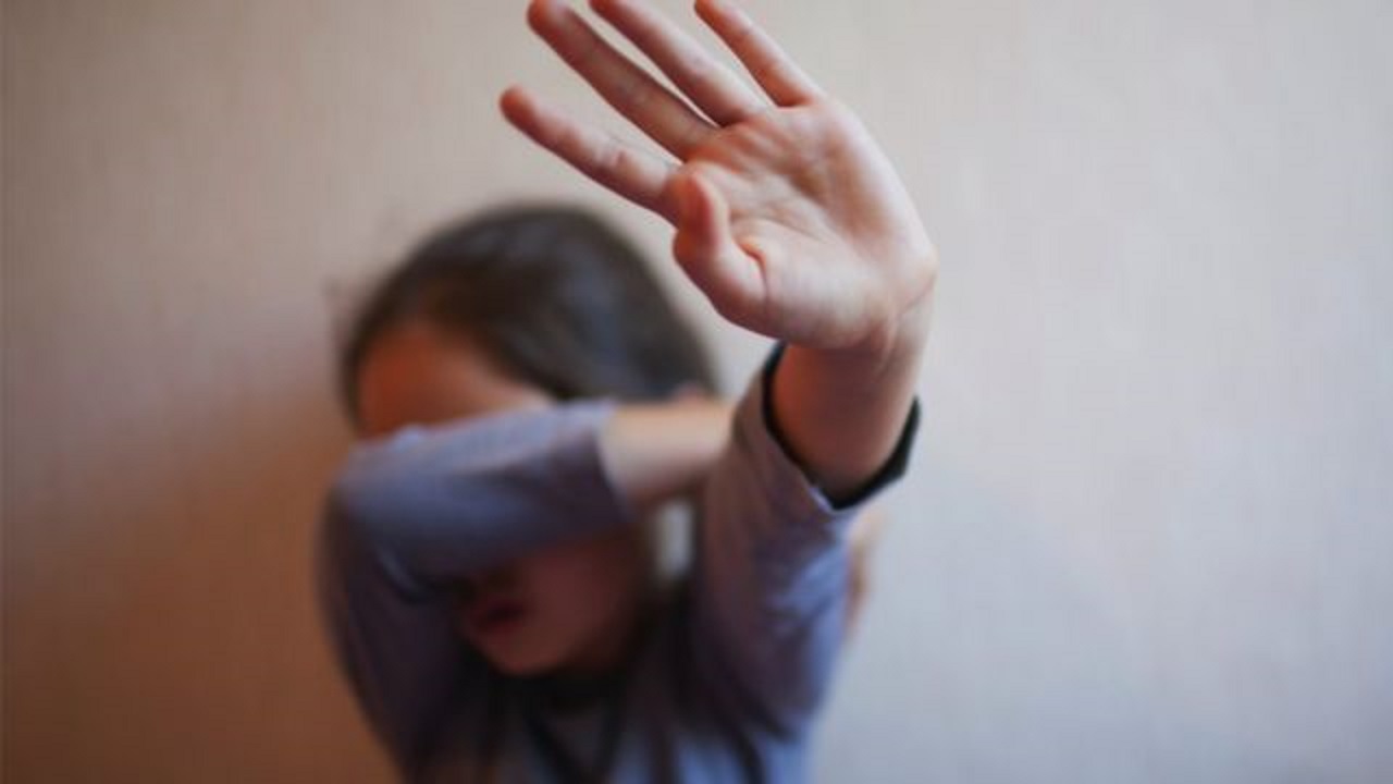 اغتصاب طفلة وتصويرها لابتزاز والدتها