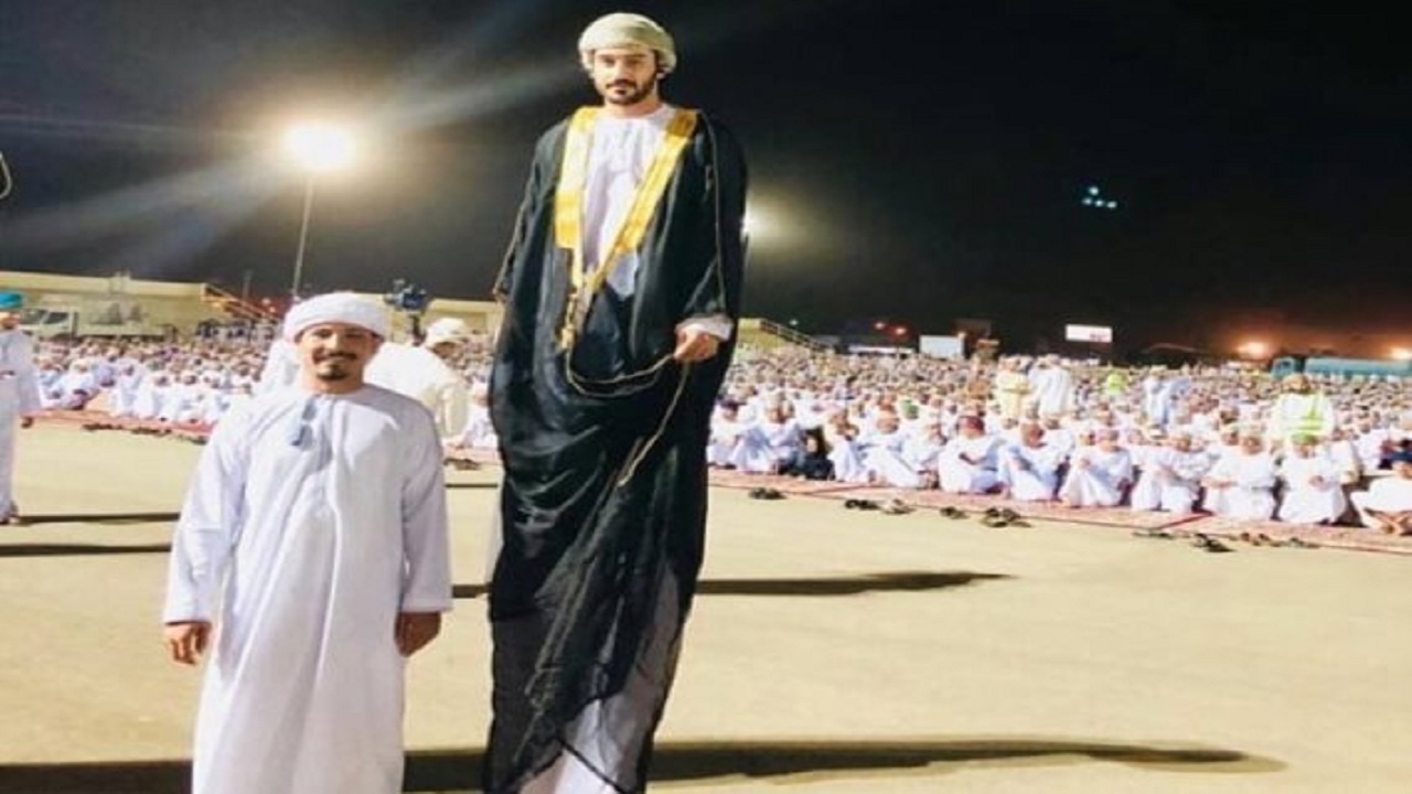 حقيقة الصورة المتداولة عن زواج أطول رجل عماني