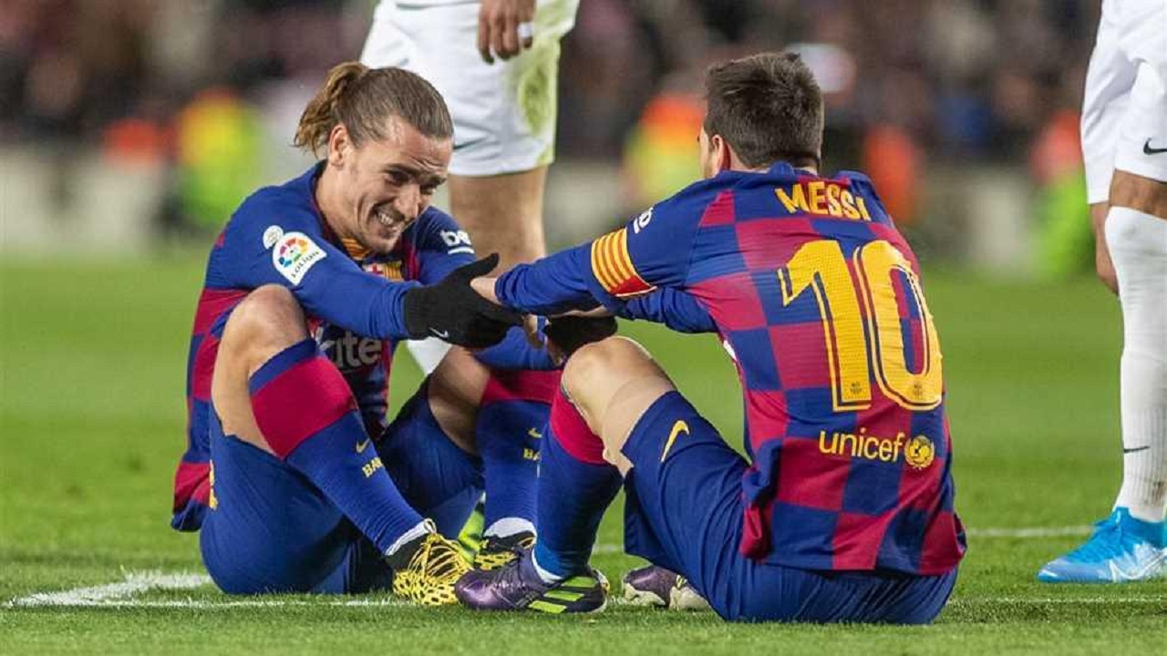 بالفيديو.. جمهور برشلونة يهاجم غريزمان بسبب خلافاته مع ميسي
