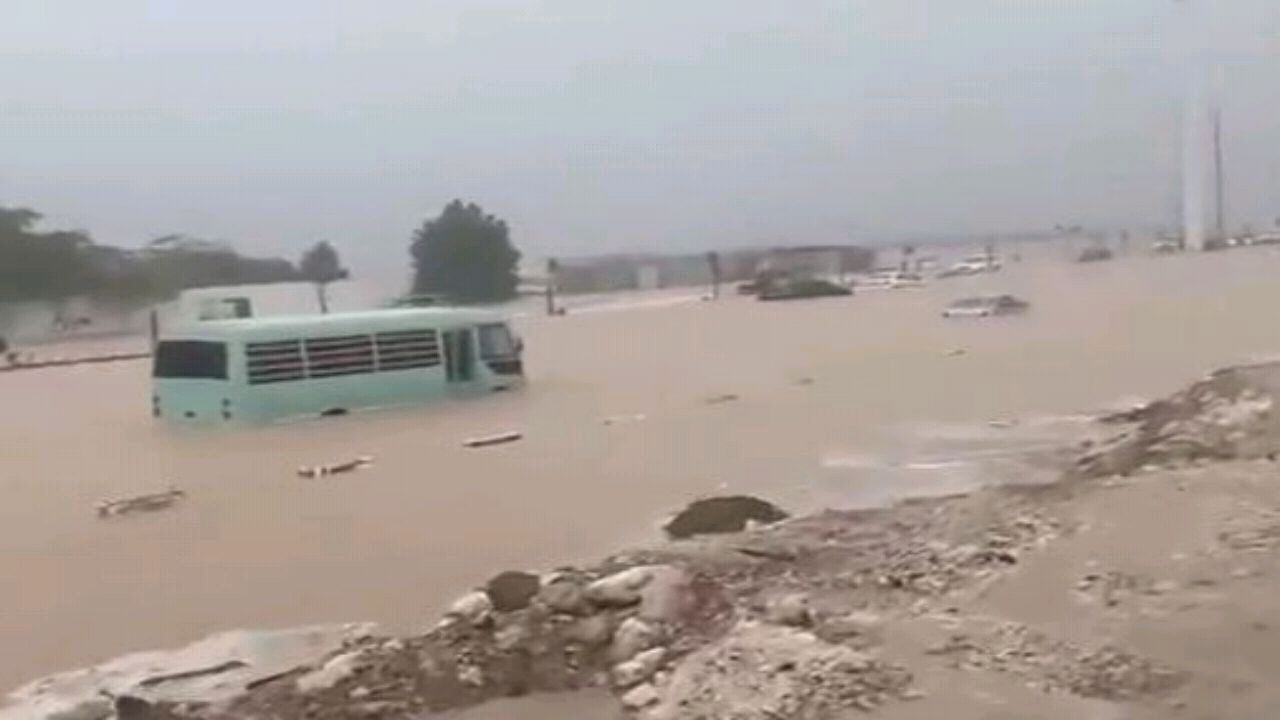 بالفيديو.. مياه السيول تداهم المركبات في جدة