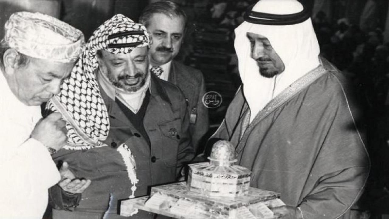 صورة تاريخية تظهر الملك خالد برفقة قادة الدول في مؤتمر القمة الإسلامي بالطائف