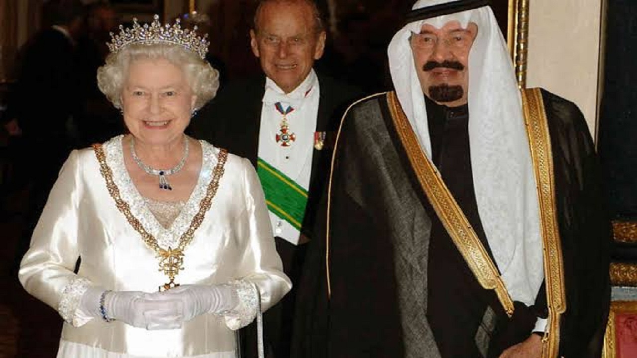 صورة تاريخية للملك عبدالله بن عبدالعزيز وملكة بريطانيا في الرياض 