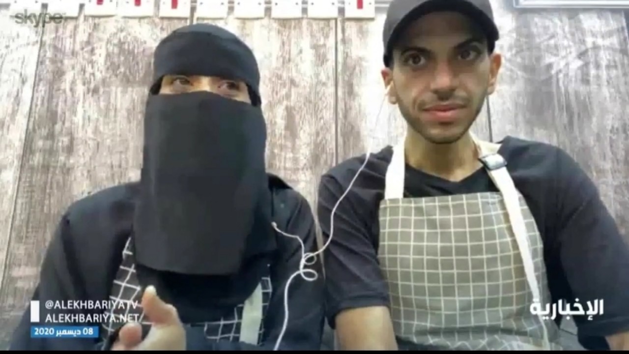 بالفيديو.. شاب يدعم زوجته ويفتتحان مطعمًا بالرياض