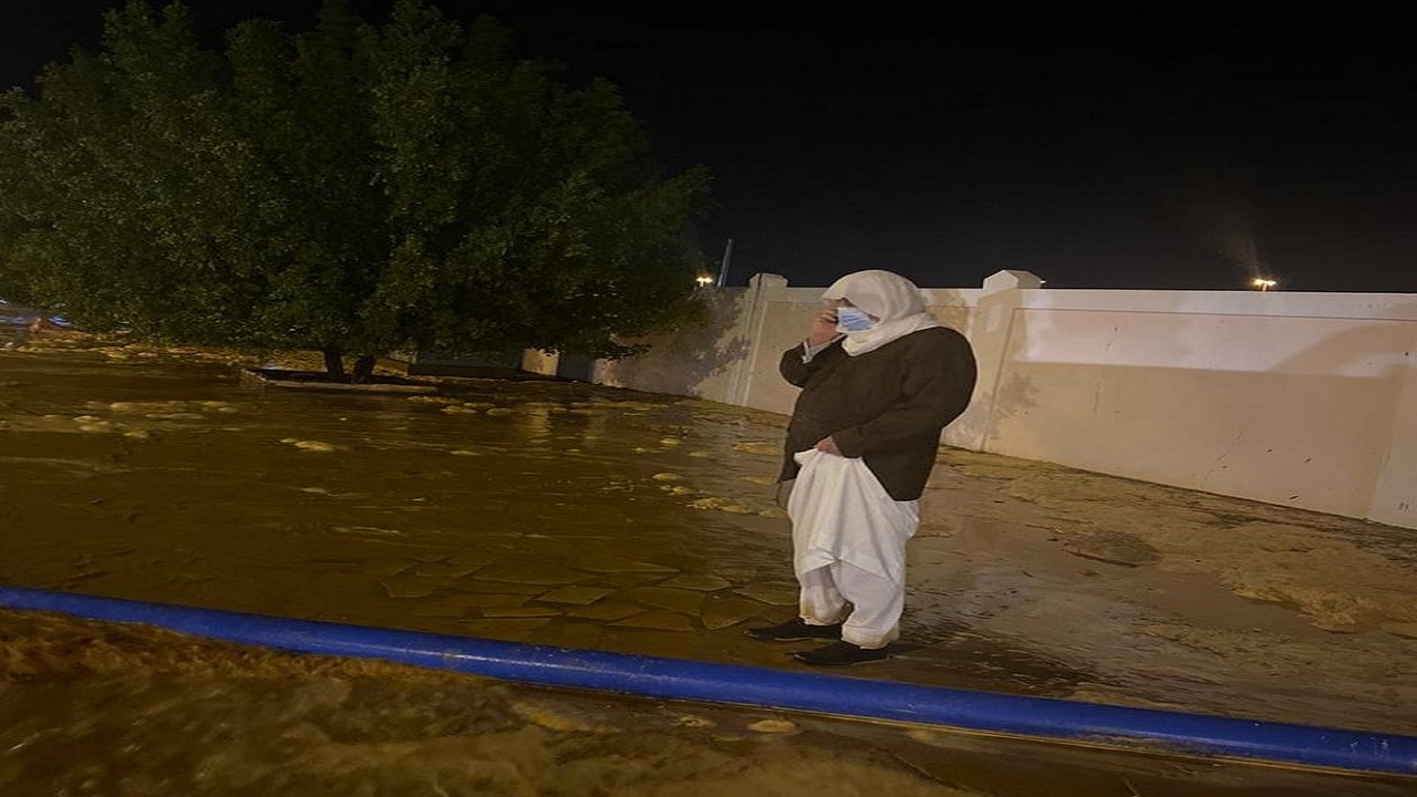 محافظ شقراء يقف على إزالة مياه الأمطار التي حولت الشوارع لبحيرات