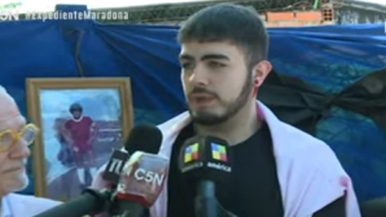 بالفيديو.. شاب يطالب باستخراج جثة مارادونا لإجراء &#8220;DNA&#8221;