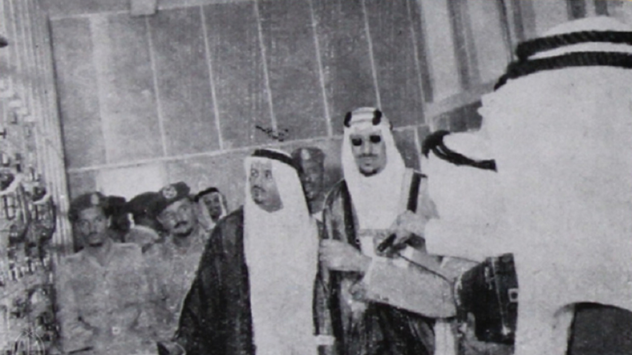 صورة قديمة لافتتاح الملك سعود مشروع الهاتف اللاسلكي قبل 65 عاما