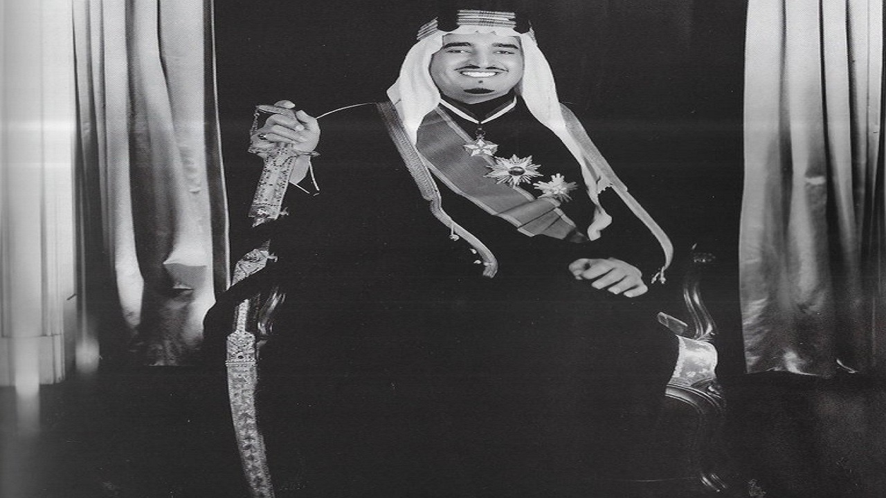 صورة نادرة للملك فهد قبل تولي الحكم بالزي الرسمي الوطني