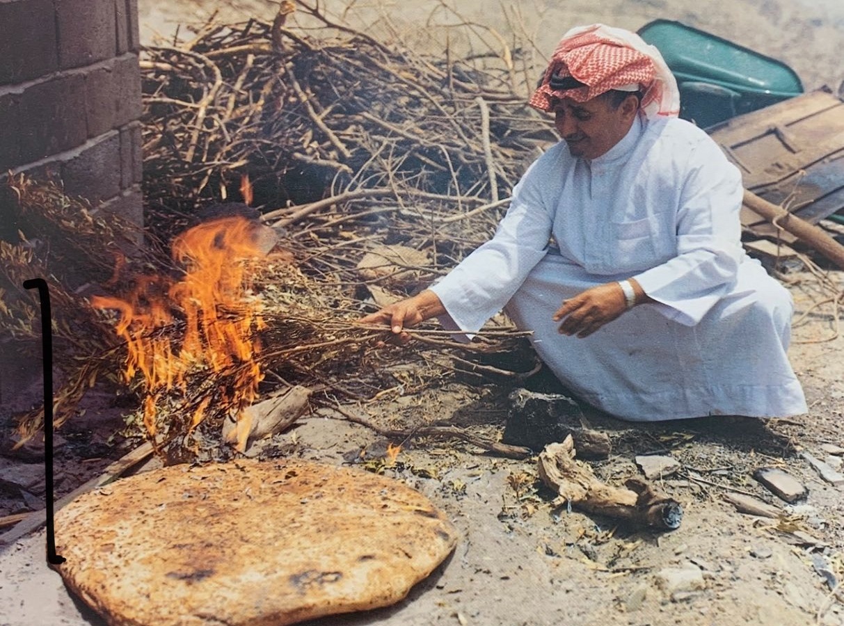 صورة نادرة لشيخ يقوم بعمل الخبز والمأكولات الشعبية عام 1407هـ