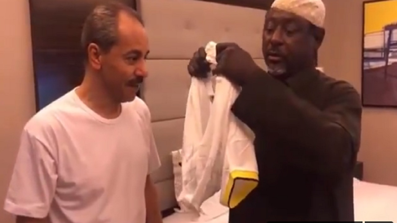 بالفيديو.. أحمد جميل يُهدي صالح النعيمة قميص نادي الاتحاد