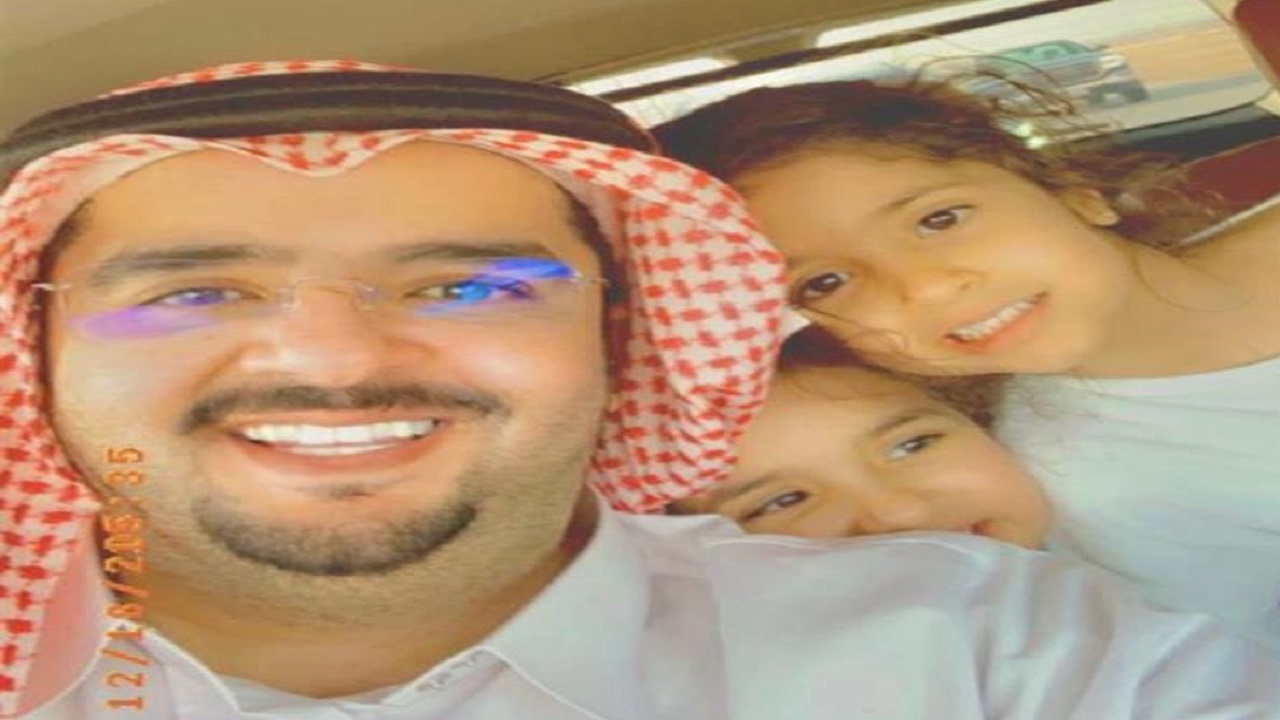 صورة عفوية للأمير عبد العزيز بن فهد مع ابنتيه بمزرعة العاذرية