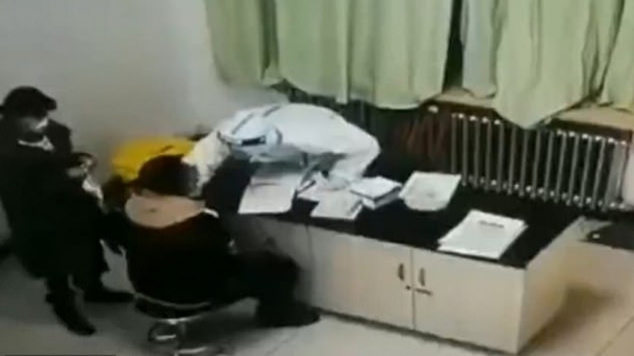 بالفيديو.. رجل يضرب ممرضة بوحشية أثناء إجراء مسحة كورونا
