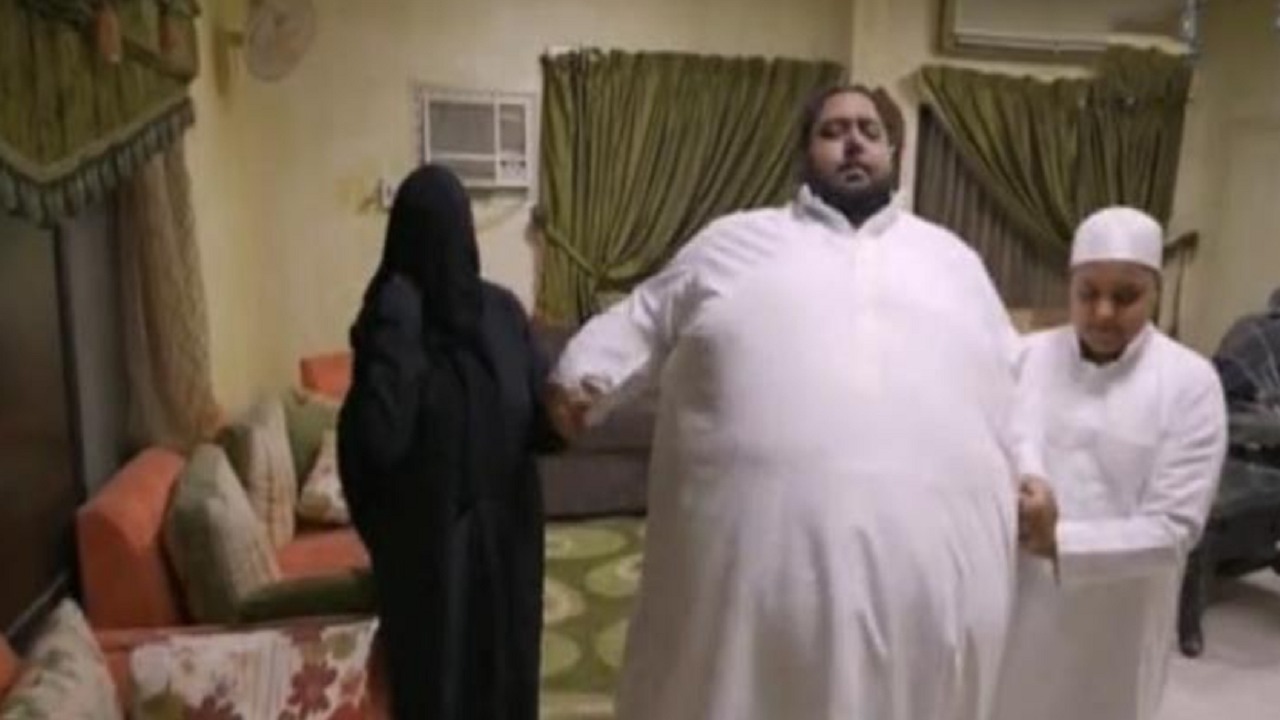 بالفيديو.. شاب يروي معاناته مع السمنة المفرطة: وزني 270 كيلو غراماً