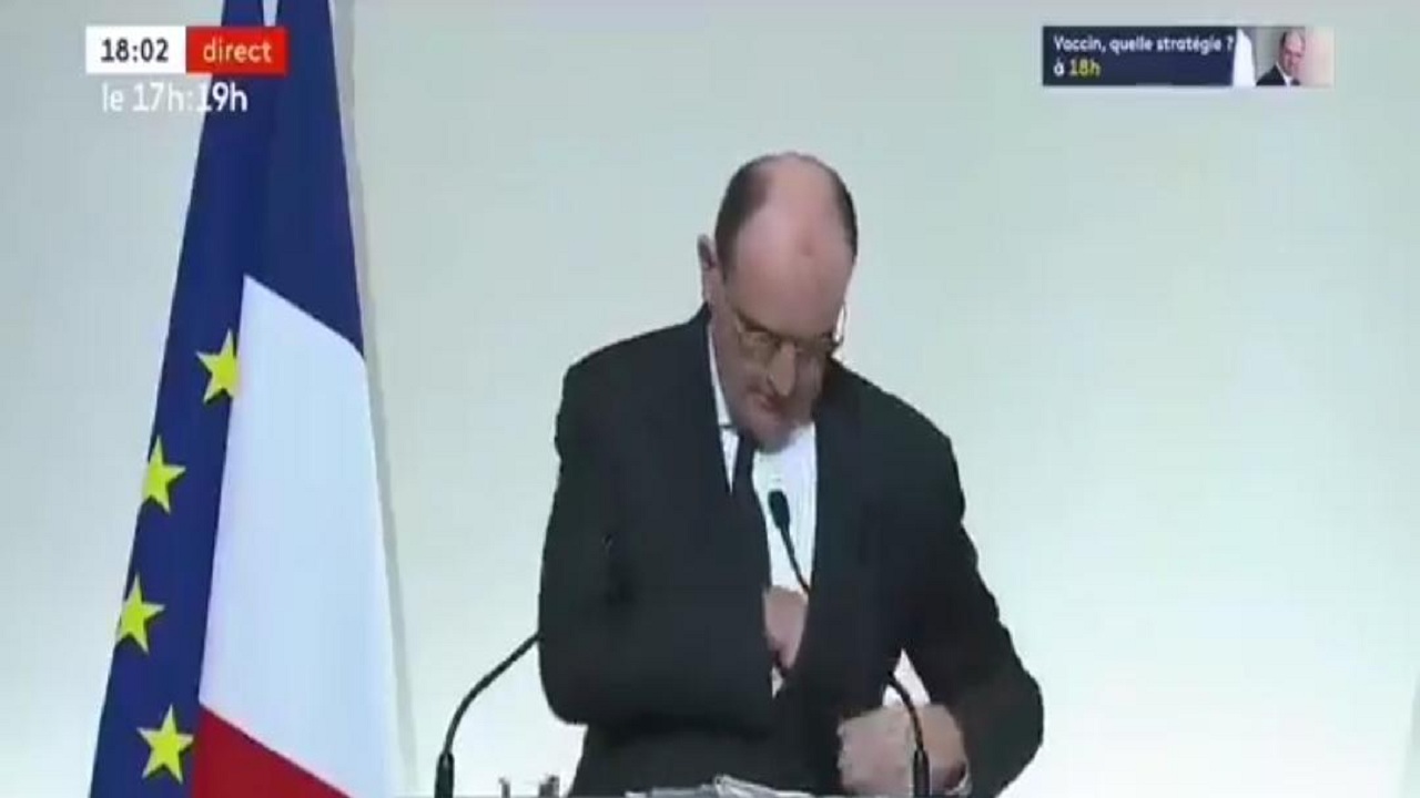 بالفيديو.. رئيس الوزراء الفرنسي يقع في موقف محرج على الهواء