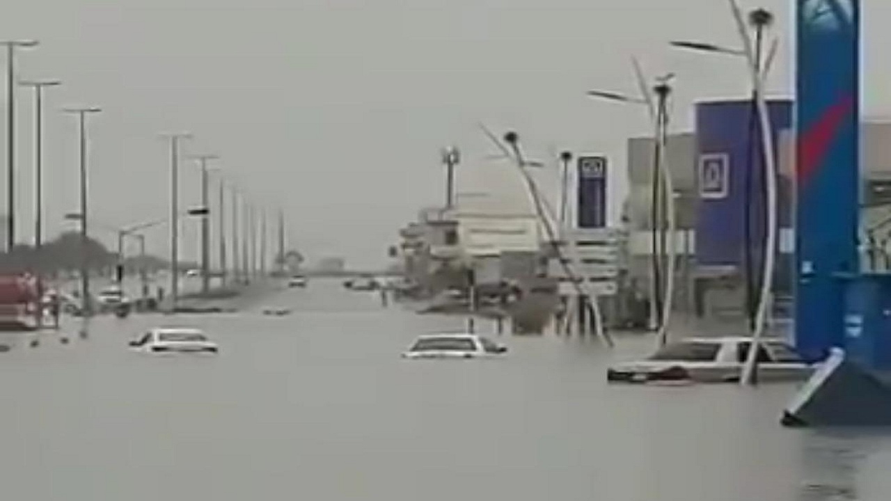 بالفيديو.. مياه السيول تداهم المركبات في النعيرية
