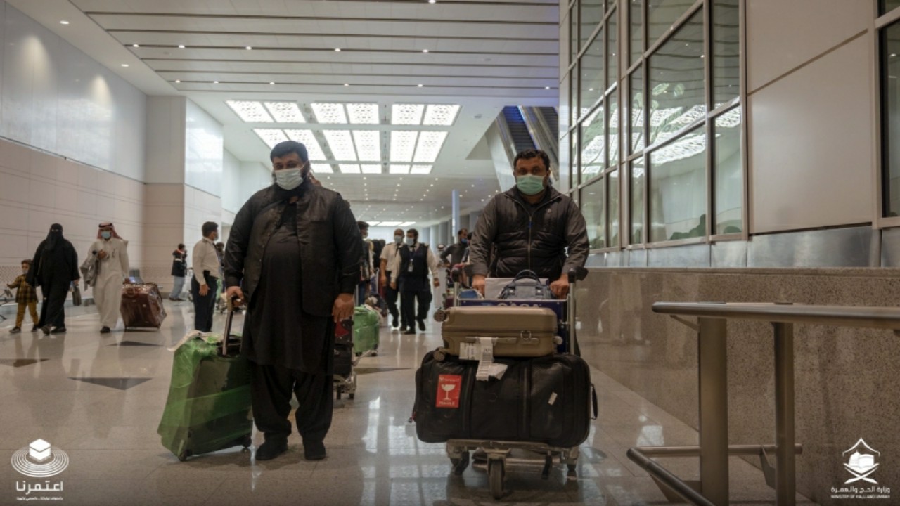 فوج من معتمري باكستان يصل إلى مطار الملك عبدالعزيز بجدة