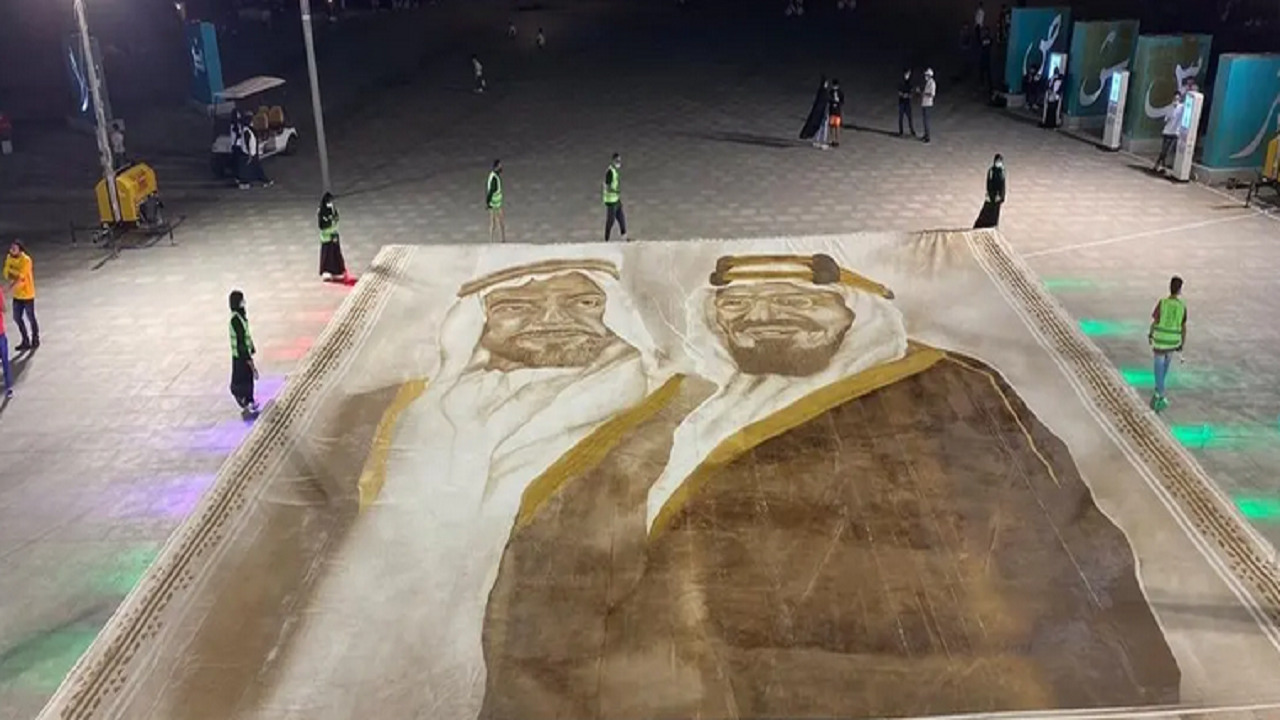 مواطنة ترسم أكبر لوحة بالقهوة في العالم على كورنيش جدة