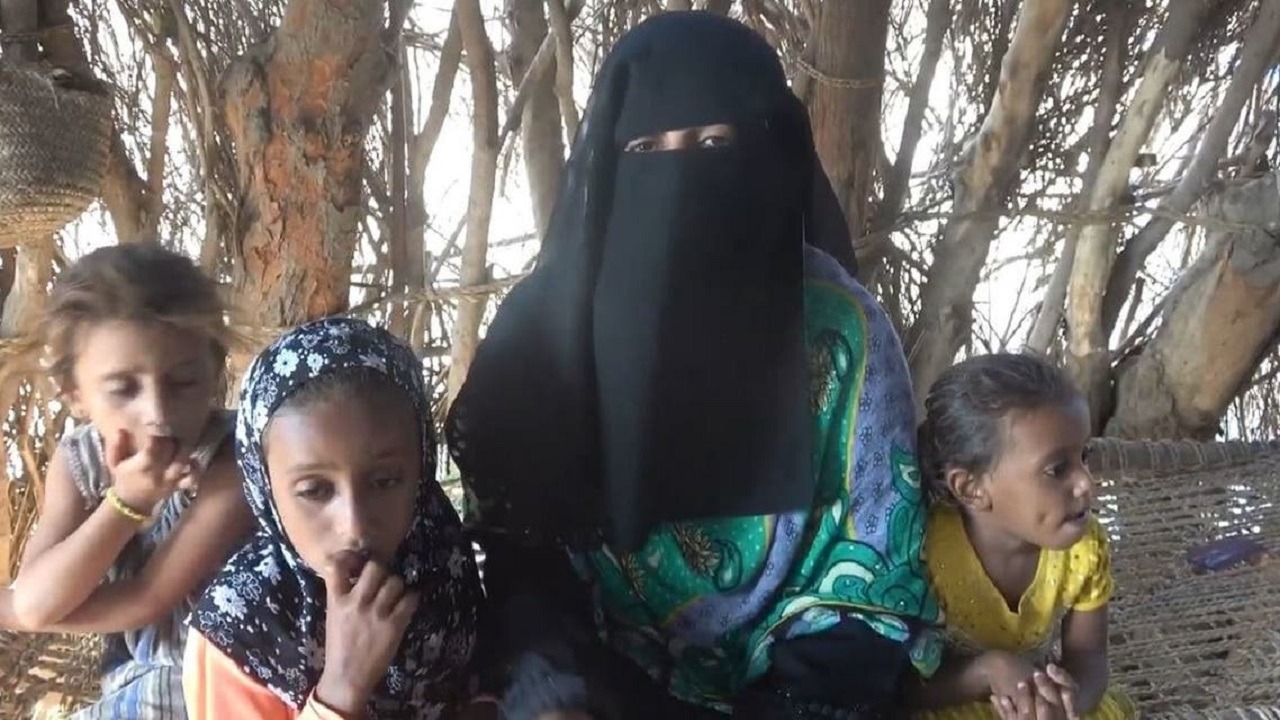 بالفيديو.. أم يمنية تكشف تفاصيل مقتل طفلها أمام عينها بلغم حوثي