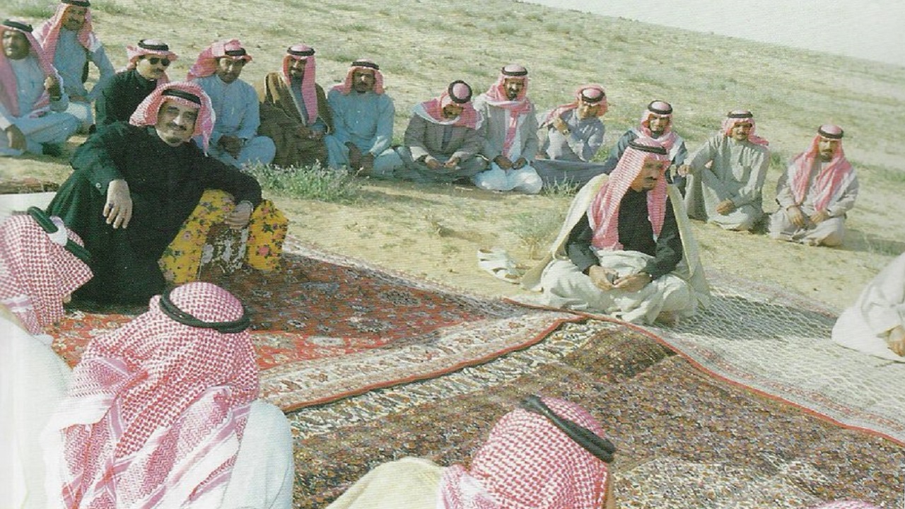 صورة نادرة تجمع الملك فهد والملك سلمان قبل تولي الحكم في أجواء ربيعية بالرياض