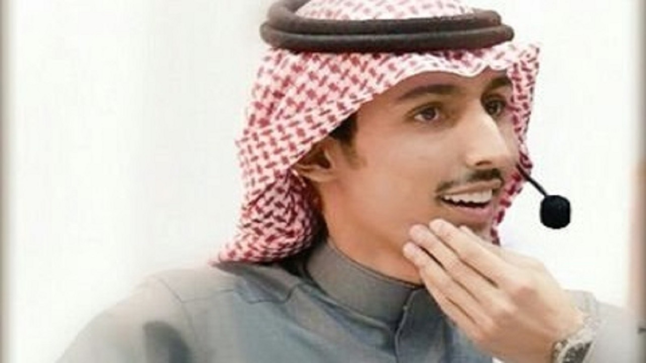 بالفيديو.. رد فعل الشاعر محمد السكران على شخص حاول إحراجه أمام الكاميرا