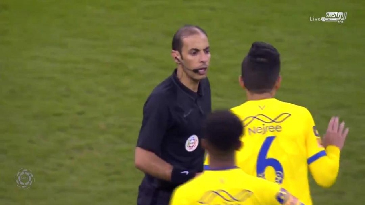 بالفيديو.. حارس النصر يدخل في نقاش مع طاقم التحكيم بعد الخسارة القاسية