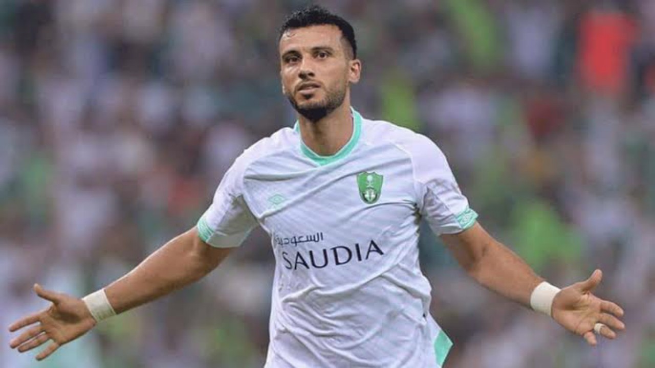 الأهلي يقترب من تجديد عقد السوري عمر السومة