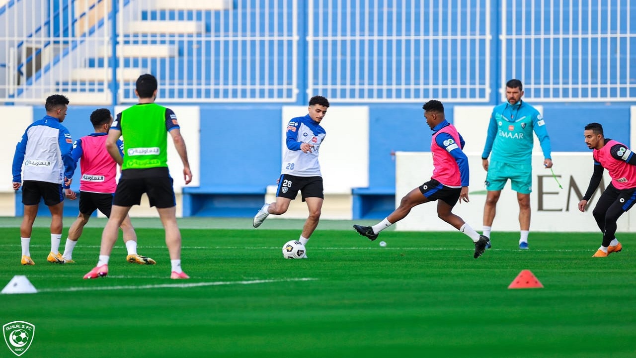 بالصور.. الهلال يواصل تدريباته استعداداً لمواجهة القادسية