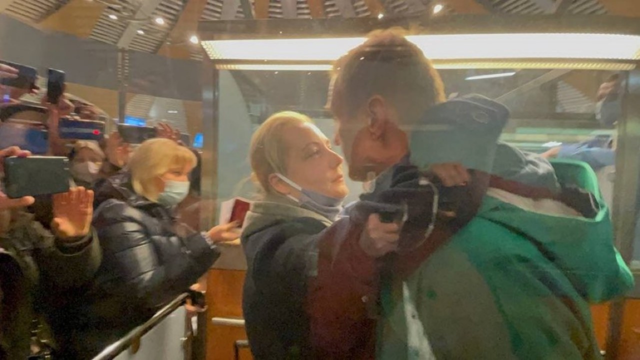 بالفيديو والصور.. المعارض الروسي نافالني يودع زوجتة  قبل اعتقاله