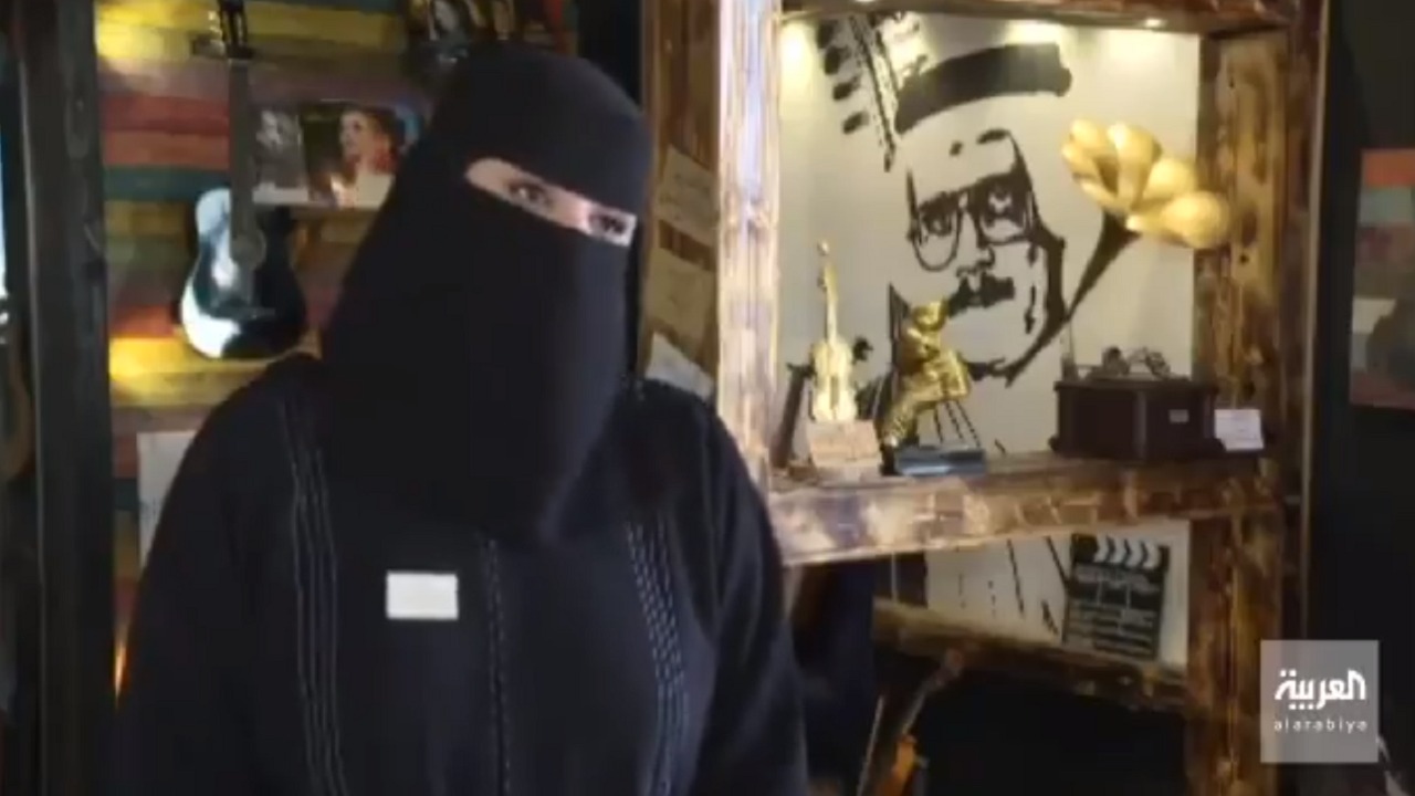 بالفيديو.. مواطنة تفتتح مقهى يحمل تفاصيل &#8220;طلال مداح&#8221; في تبوك