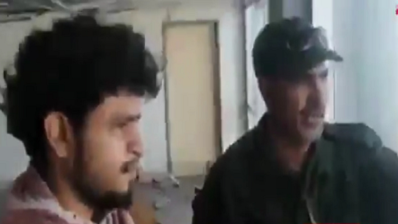 بالفيديو .. شاب يمني حاول التقاط فيديو للذكرى ففاجئته صواريخ الحوثي بمطار عدن
