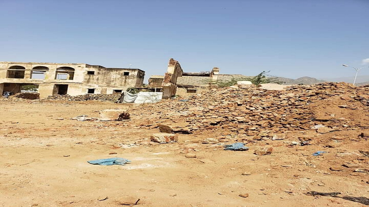 مليشيا الحوثي تدمر قصر السخنة التاريخي بالحديدة