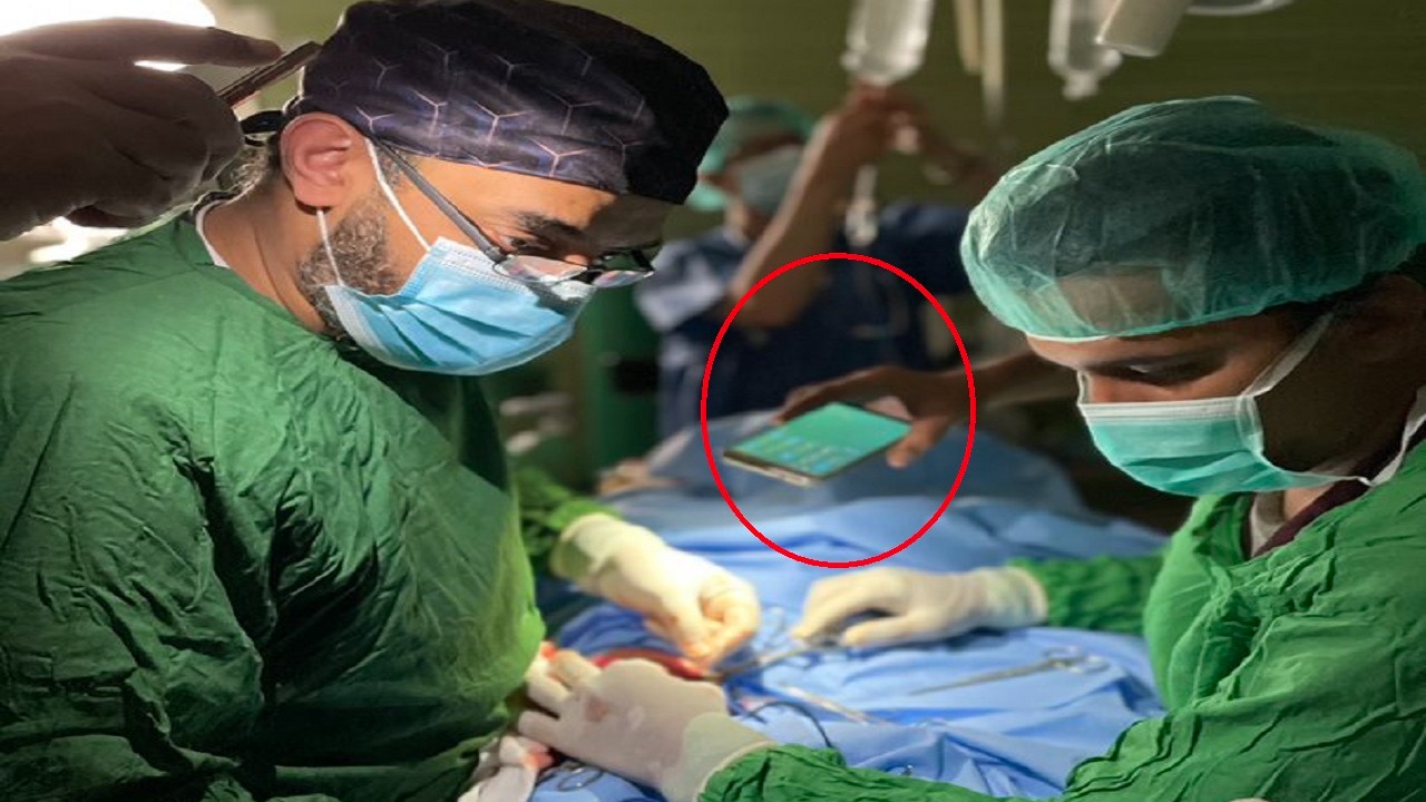 أطباء سعوديون يجرون عملية جراحية على ضوء الجوالات