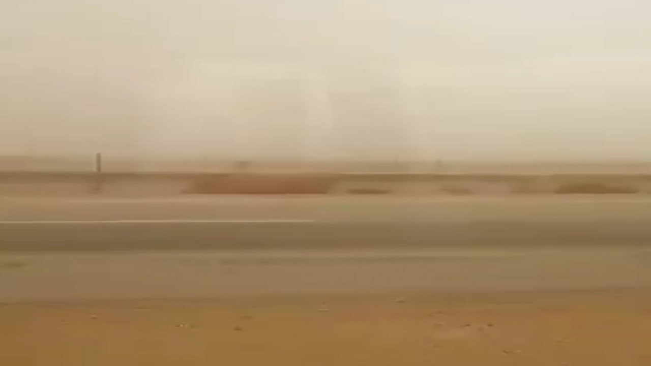 بالفيديو.. رياح مثيرة للغبار تجتاح غرب الجوف