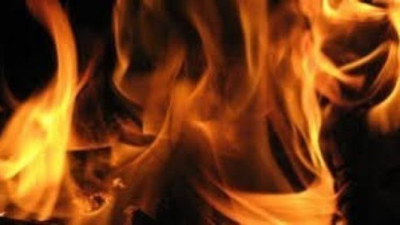 رجل يشعل النيران في جسد آخر لشكه في علاقته بطليقته