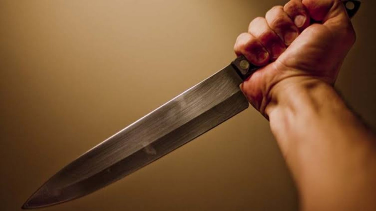 رجل يقتل ابنته بسكين لخروجها من المنزل