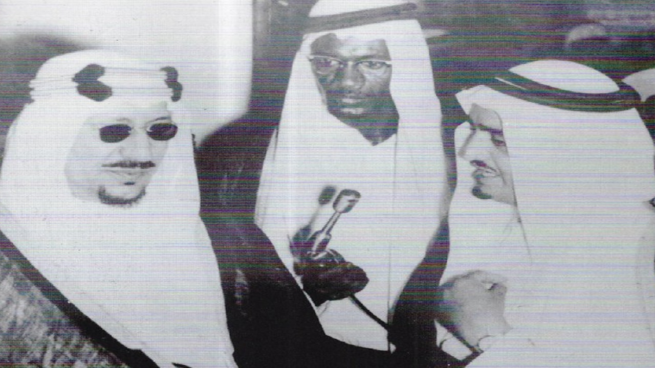 صورة نادرة للملك سعود أثناء افتتاح الجامعة عام 1957م
